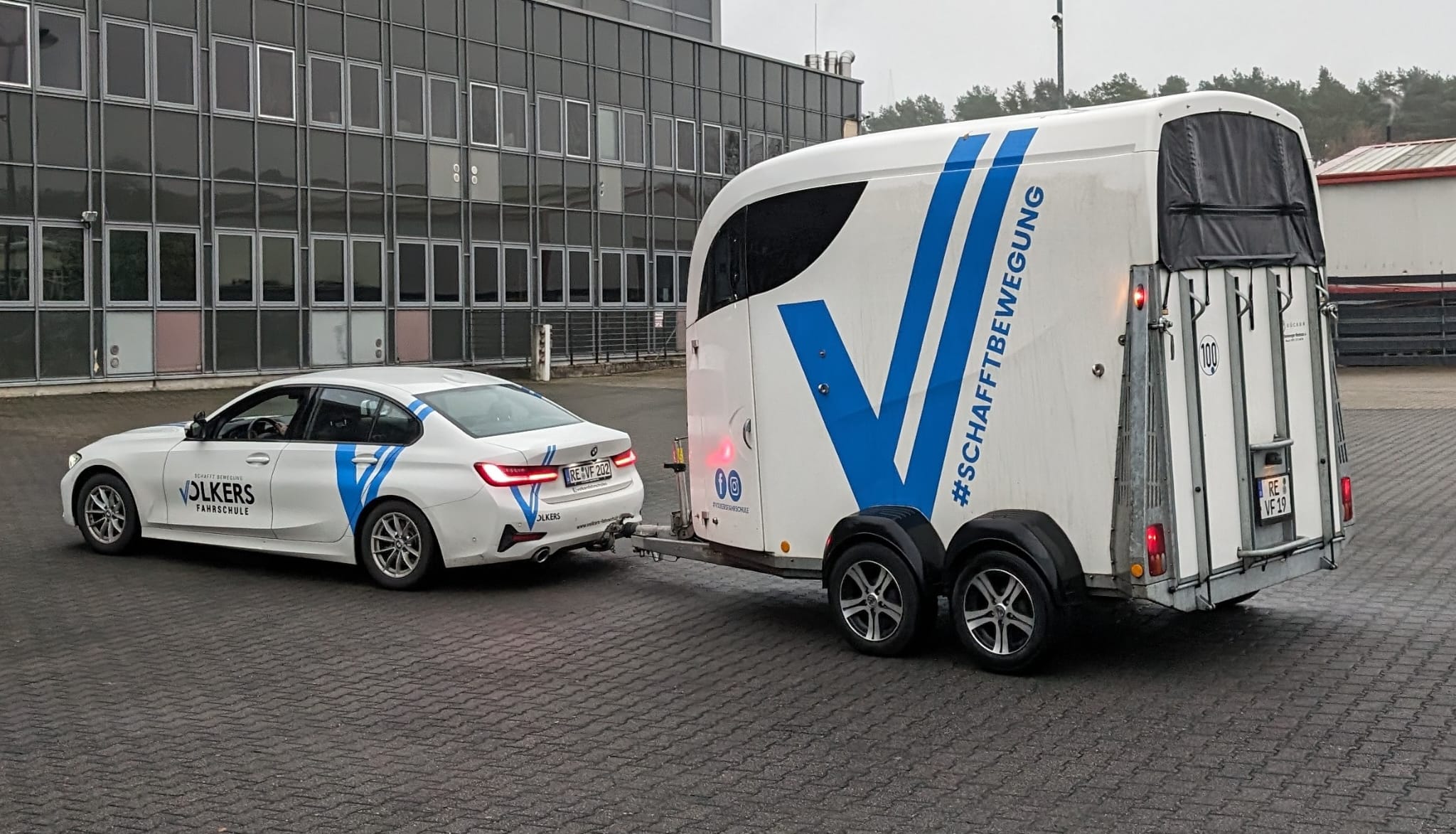 Sicheres Fahren mit einem Anhänger nach dem B96-Kurs bei Volkers Fahrschule